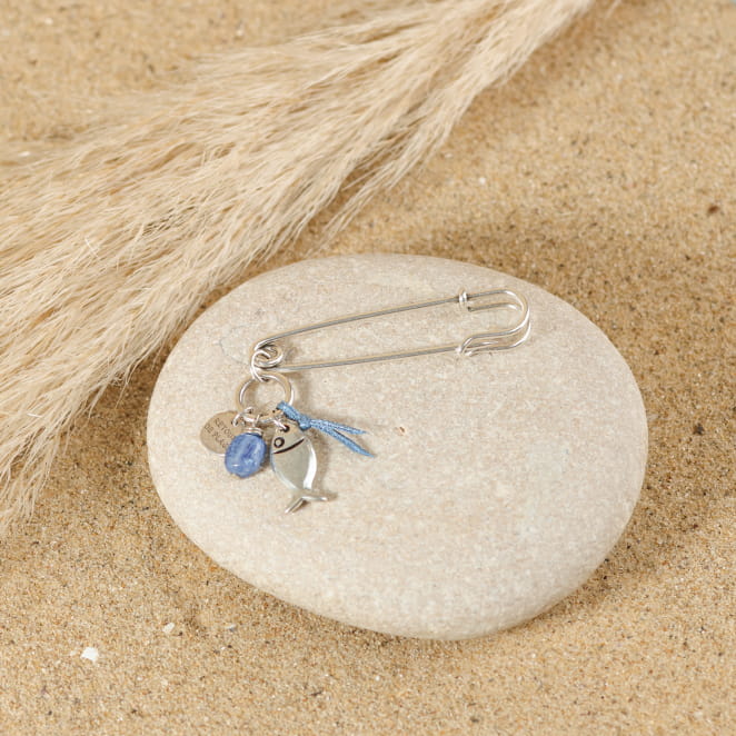 Broche Rive en métal plaqué argent et perle bleu Montana, bijou artisanal français raffiné.