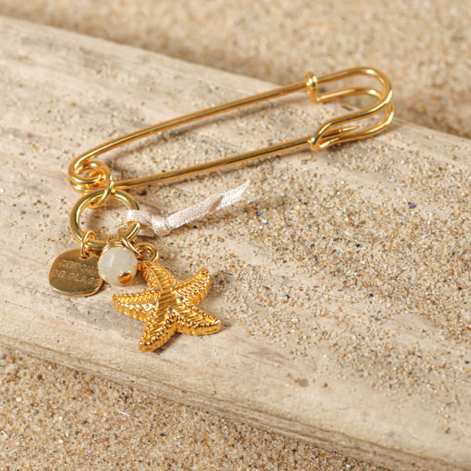 Broche Rive dorée à l’or fin et fleur blanc cassé, création artisanale française élégante.