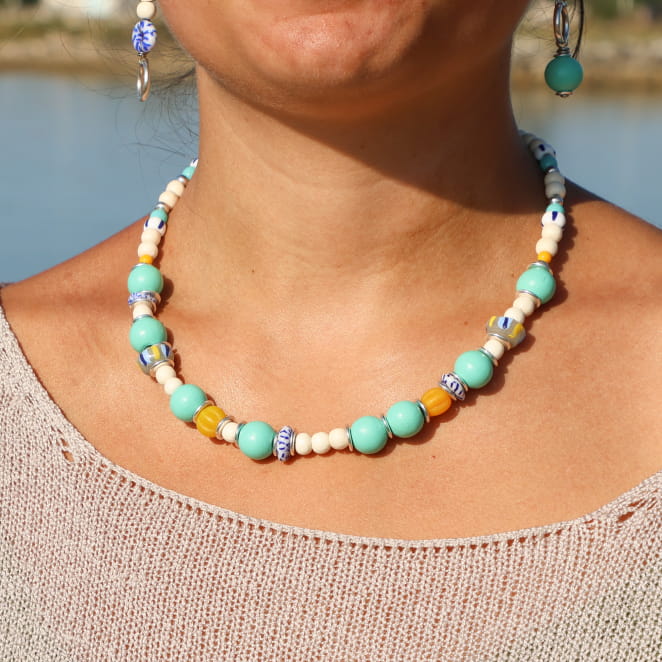 collier Bariolé argenté avec perles émeraude et multicolores porté au cou