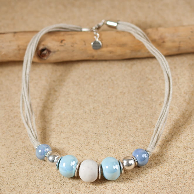Collier en lin et en céramique, avec une perle centrale en polymère bio. Origine France Garantie.
