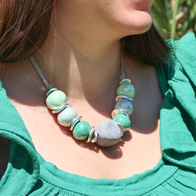 collier Bénédicte argenté et vert, porté, création française artisanale