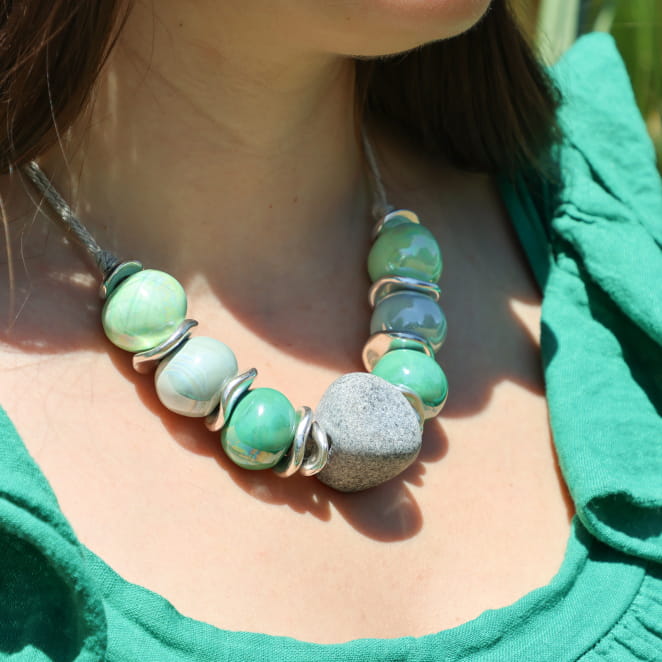 collier Bénédicte argenté et vert, bijou fait main en France, porté
