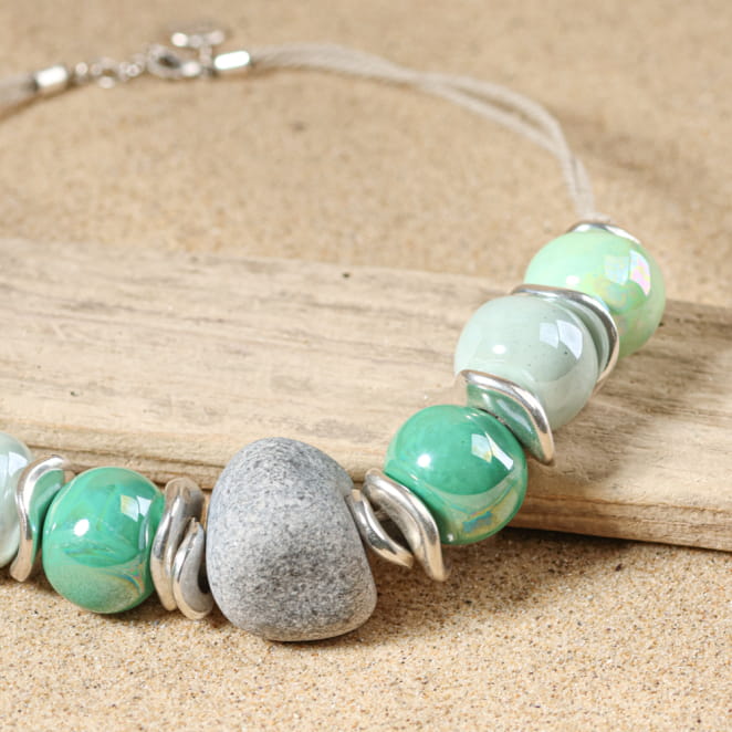 collier Bénédicte argenté et vert, perles artisanales, fabrication française