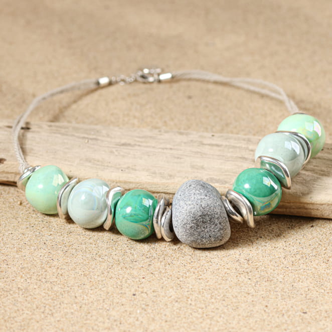 collier Bénédicte argenté et vert, bijou artisanal fait main en France