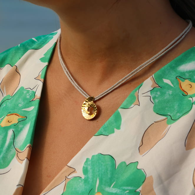 Bijou Cyclone doré à l’or fin et corde lin, création française au style côtier.