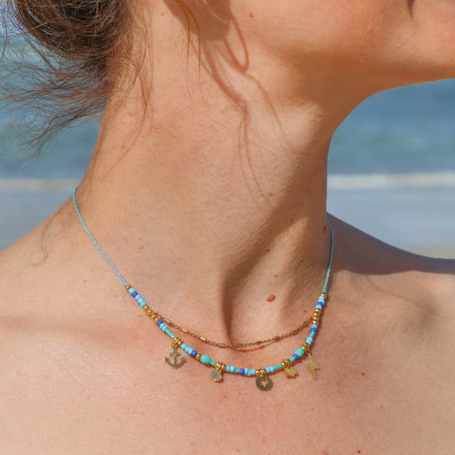 Collier Fidji en métal doré et perles bleues, bijou artisanal fabriqué en France.