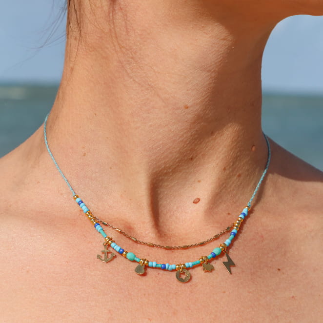 Collier Fidji artisanal doré et perles bleues, création française élégante.