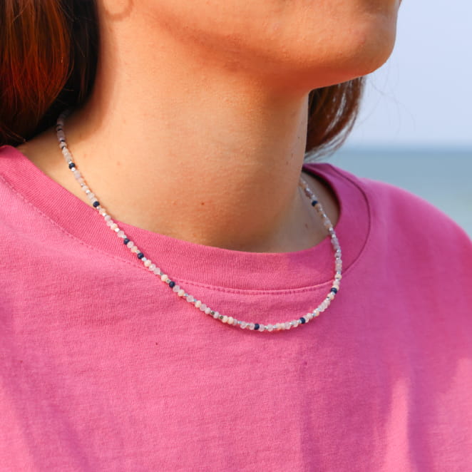 Collier Ginevra en métal plaqué argent et perles multicolores, bijou artisanal français lumineux.