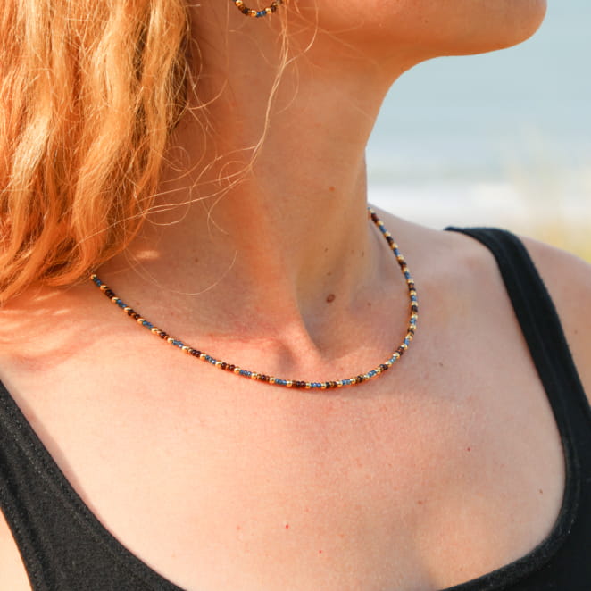 Collier Ramses doré à l’or fin et perles marron multicolores, création française chaleureuse.