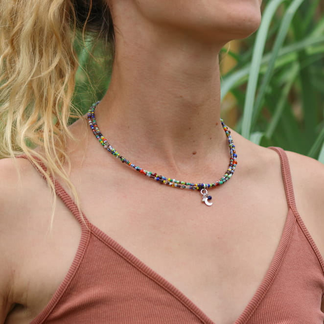 Collier Rokia argenté et perles multicolores, création française inspirée des fêtes d’été.