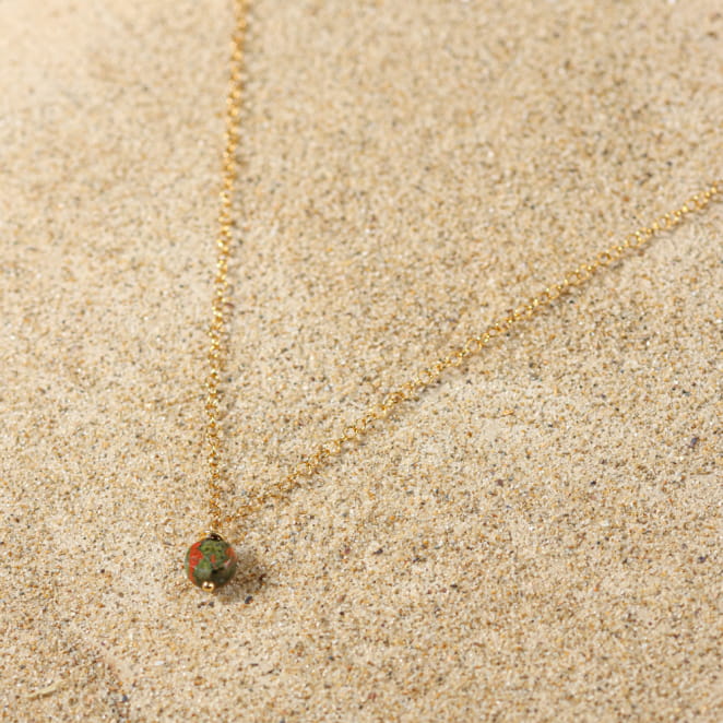 Collier Soft doré à l’or fin et perles vert multicolores, bijou artisanal français lumineux.