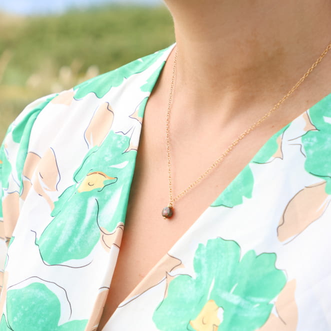 Collier Soft doré à l’or fin et perles vertes multicolores, création française lumineuse.