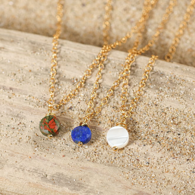 Collier Soft doré et perle blanche, création française inspirée des plages claires.