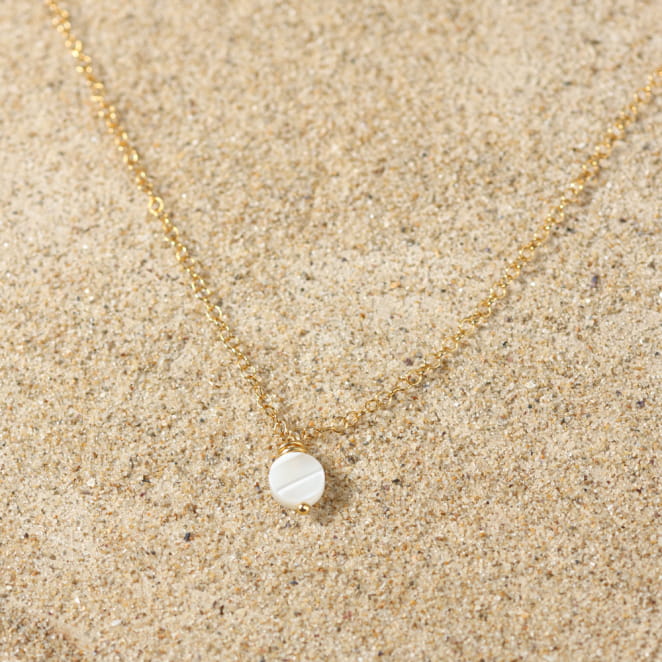 Collier Soft doré à l’or fin et perle blanche, bijou artisanal français au style intemporel.