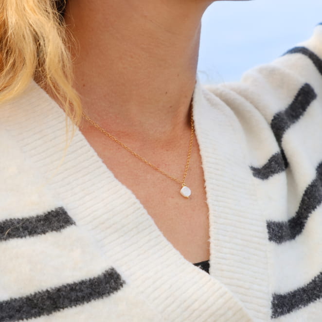 Collier Soft doré à l’or fin et perle blanche, bijou artisanal français intemporel et lumineux.