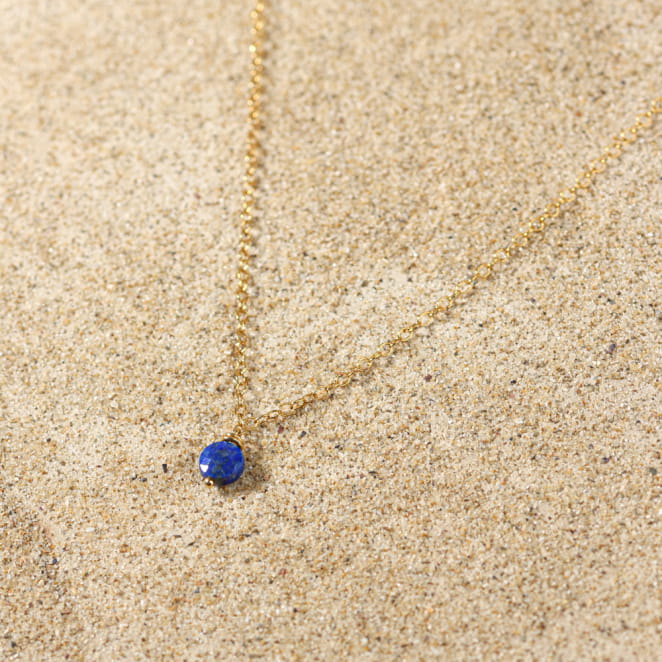 Bijou Soft doré à l’or fin et perle bleue, fabrication artisanale française au ton lumineux.