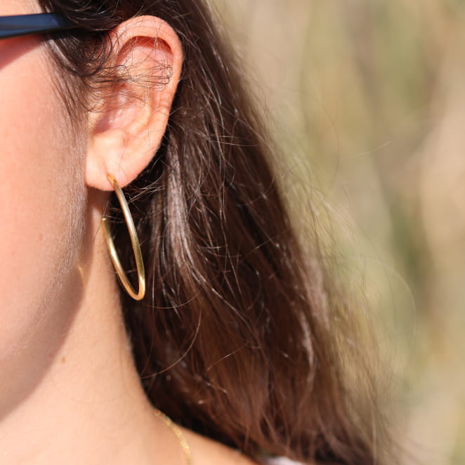 Boucles Creolla dorées à l’or fin, bijou artisanal français élégant.