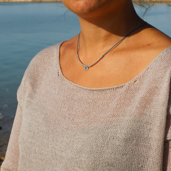 collier Dakota argenté et perles bleu Montana porté