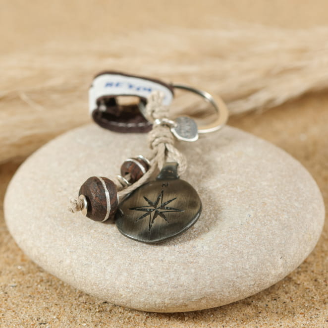 Porte-clés Blackpearl en métal plaqué argent et perle noire, fabrication française élégante.