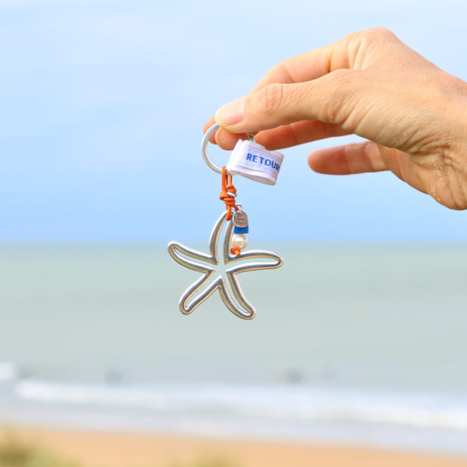 Porte-clés Luanda en métal plaqué argent et perle orange, création artisanale française inspirée du voyage.