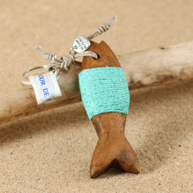 Porte-clés Retour de Plage poisson bois et corde tressée colorée, création artisanale française.