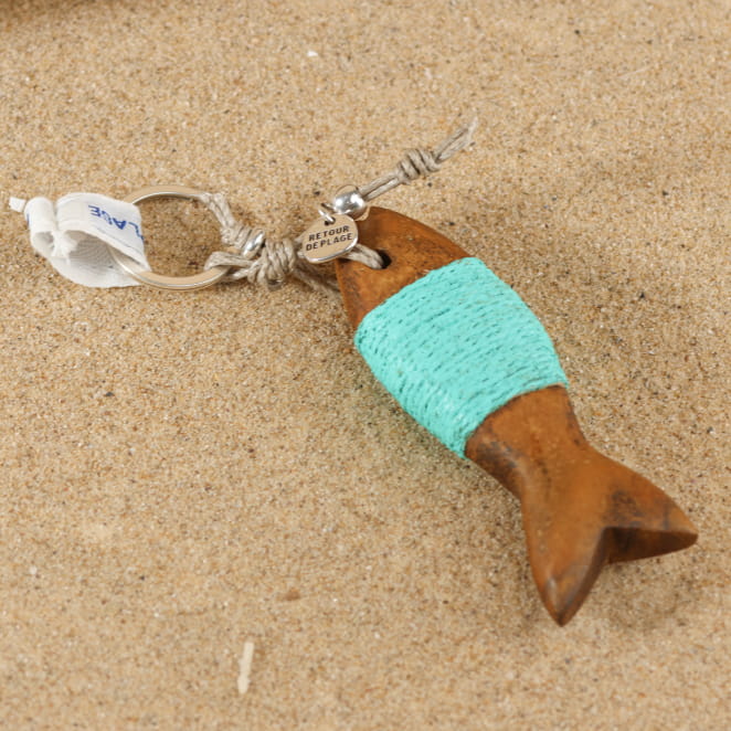 Porte-clés marin en bois en forme de poisson avec corde colorée, fait main par Retour de Plage.