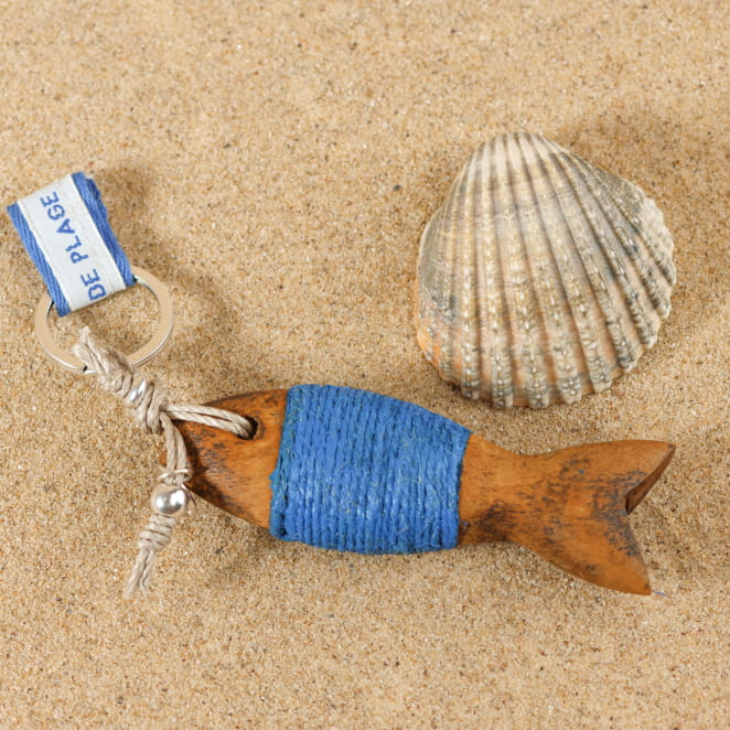 Porte-clés artisanal en bois en forme de poisson avec corde colorée, signé Retour de Plage.