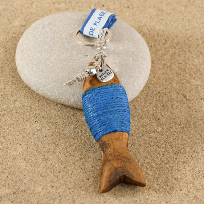 Porte-clés poisson en bois et corde colorée, accessoire marin Retour de Plage fabriqué en France.