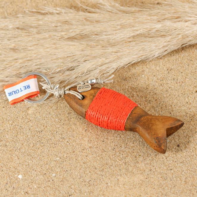 Porte-clés Retour de Plage en bois en forme de poisson avec corde colorée, fabrication artisanale française.