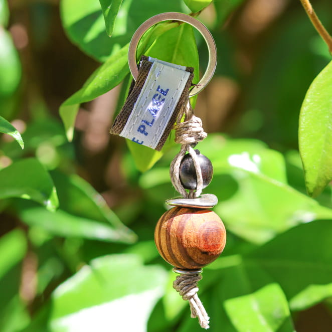 Porte clefs Mario en perles de bois et métal argenté. Fabrication française.