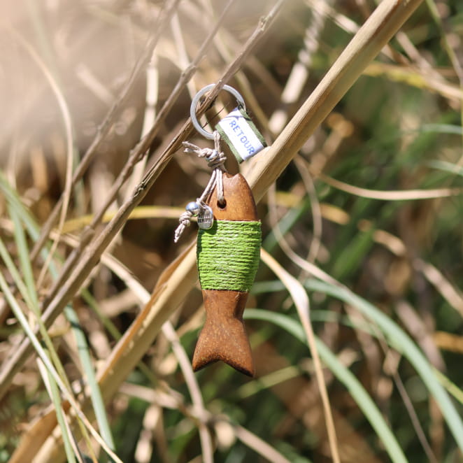 Porte-clés Merlu en métal plaqué argent et perle bleu dur, bijou artisanal français au charme nautique.