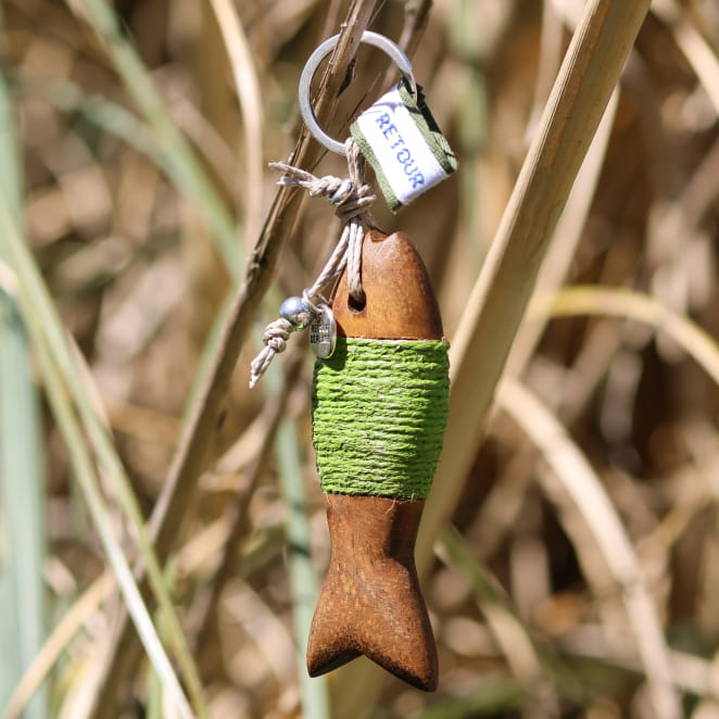 Bijou porte-clés Merlu argenté et perle bleu dur, création française inspirée de l’océan profond.