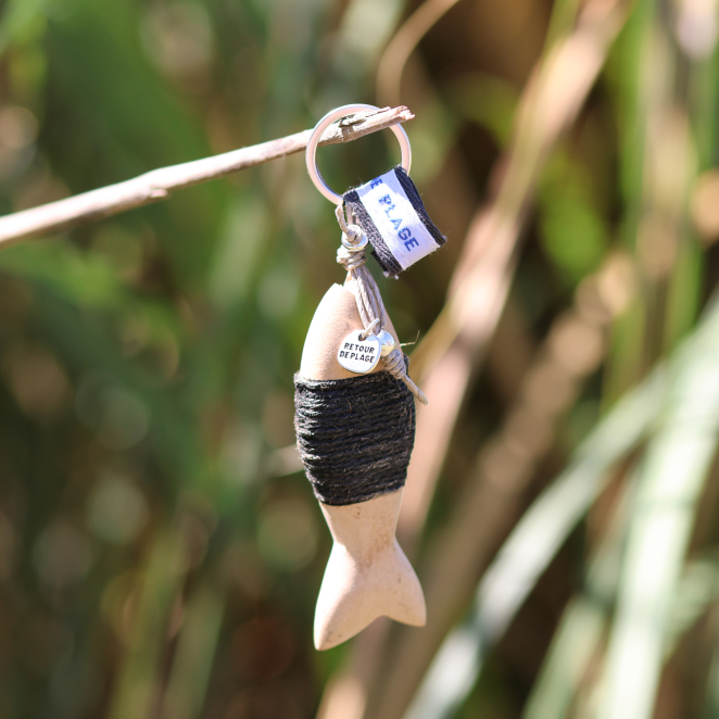 Bijou porte-clés Merlu argenté et perle émeraude, création française inspirée des lagons.