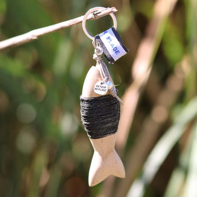 Porte-clés Merlu en métal plaqué argent et perle émeraude, bijou artisanal français lumineux.