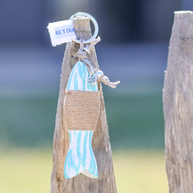 Porte-clés Merlu en métal plaqué argent et perle orange, bijou artisanal français inspiré de la mer.