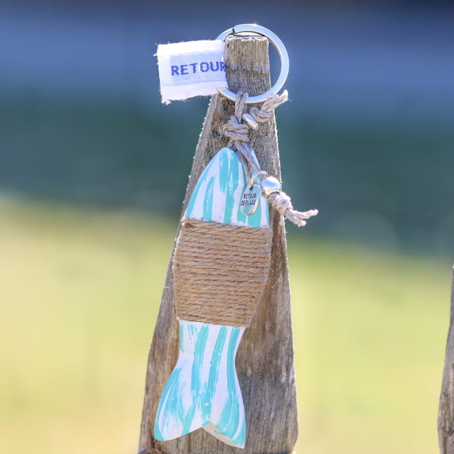 Bijou porte-clés Merlu argenté et perle orange, création française au style marin estival.