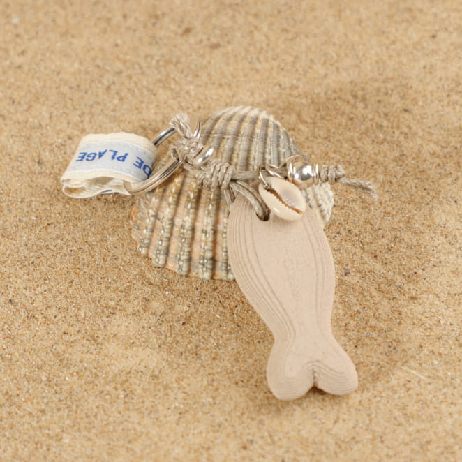 Porte-clés Pilou en métal plaqué argent et perle beige, bijou artisanal français élégant.