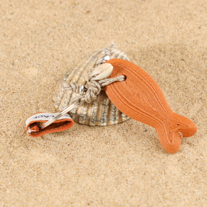 Porte-clés Pilou en métal plaqué argent et perle terracotta, création française aux accents estivaux.