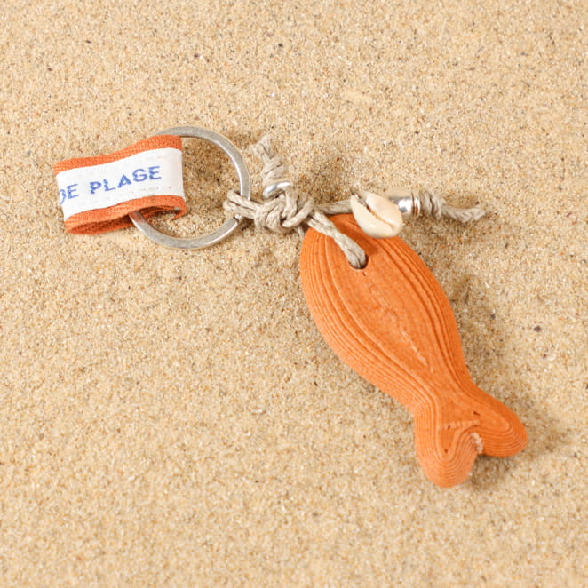 Bijou porte-clés Pilou argenté et perle terracotta, fabrication artisanale française inspirée des voyages.