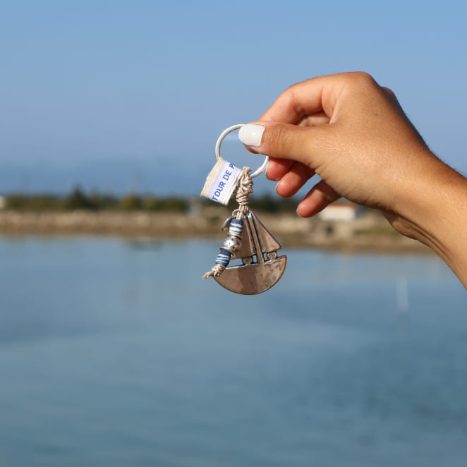 porte-clés Turballe argenté avec perles bleu marine