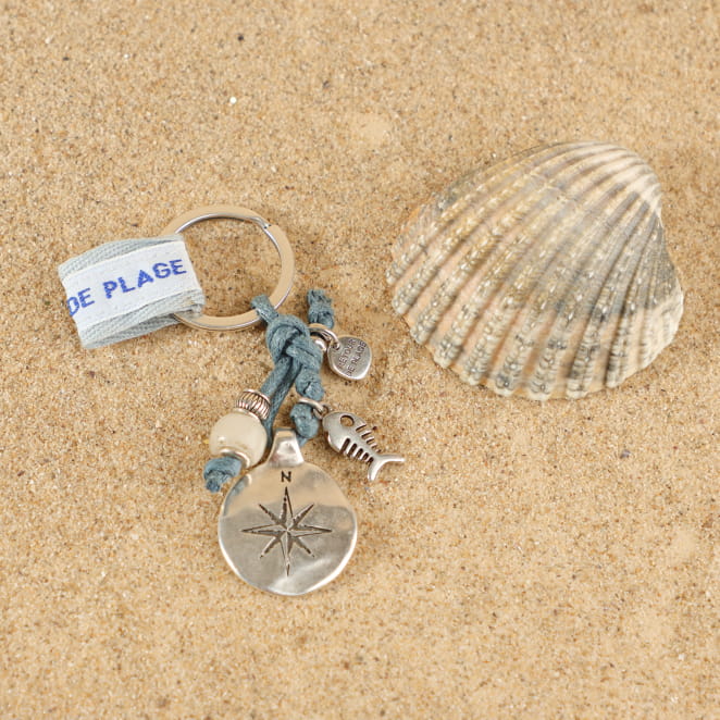 Porte-clés Wilfried en métal plaqué argent et perle bleu Montana, bijou artisanal français marin.