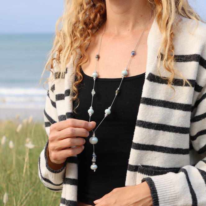 Sautoir Vendée en métal plaqué argent et perles vert d’eau, bijou artisanal français élégant.