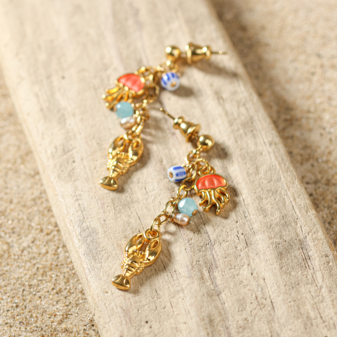 Boucles d’oreilles Bandeloro dorées à l’or fin et perles colorées, création française inspirée par l’océan.