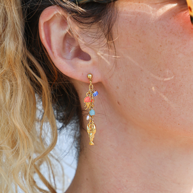 Boucles Bandeloro dorées à l’or fin et perles multicolores, bijou artisanal français au style lumineux.