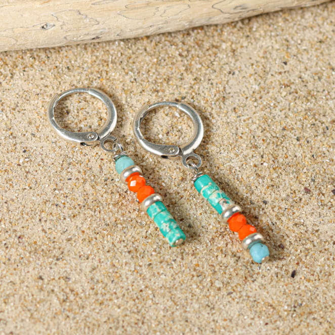 Boucles Punch argentées et perles multicolores, création artisanale française inspirée par l’océan.