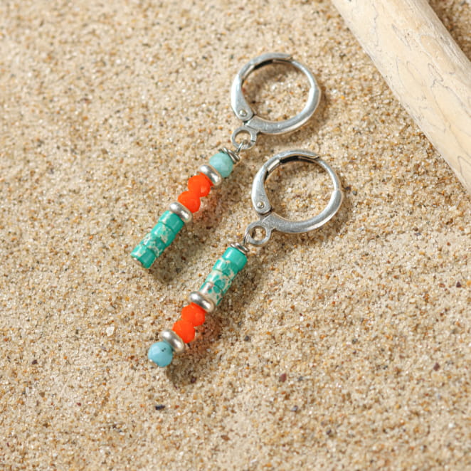 Boucles Punch argentées et perles multicolores, création artisanale française inspirée par l’océan.