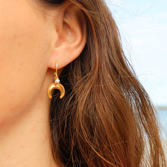 Boucles Corne dorées à l’or fin et perles blanches, création française élégante.