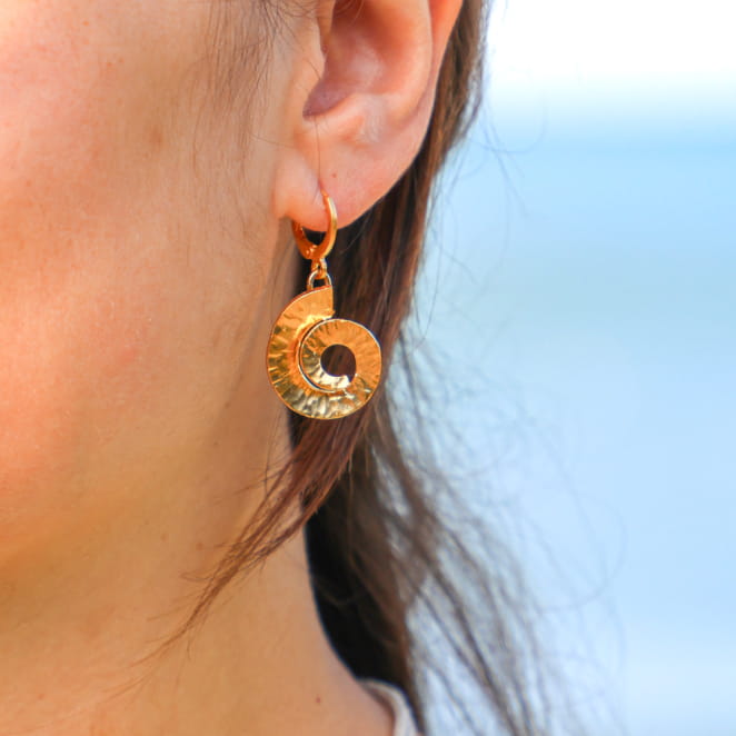 Boucles Cyclone dorées à l’or fin, bijou artisanal français inspiré des tourbillons marins.