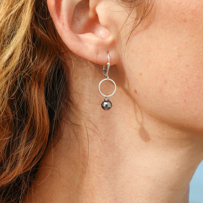 Boucles Victoria argentées et perles violettes, bijou artisanal français raffiné.