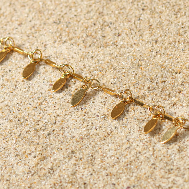 Bracelet de cheville Feuillage doré à l’or fin, bijou artisanal français au style bohème et marin.